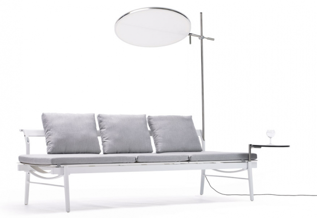 Sol+Luna (Extremis), design Dirk Wynants, k venkovní pohovce lze jednoduše přimontovat osvětlení, slunečník, stolek i polici, IP67, O svítidla 70 cm, cena svítidla 20 630 Kč, cena pohovky od 94 240 Kč, WWW. EXTREMIS. COM