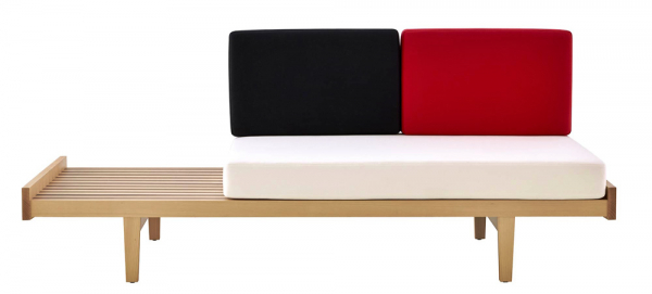 Daybed (Ligne Roset), design Pierre Paulin, masivní dřevo a ocel, 84,5 × 205 × 82 cm, cena od 85 272 Kč, www.ligne-roset.COM