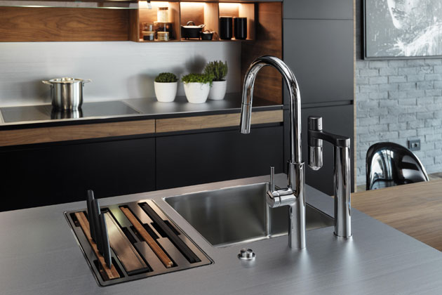 Box Center Sink BWX (Franke) je nezvyklou kombinací dvoudřezu a úložného prostoru. Samostatný modul, který lze vložit do menšího dřezu, zahrnuje odkapávací síto, dvě prkénka na krájení a sadu nožů. Dřez je vyroben z nerezové oceli a má rozměry 82 × 52 cm. Cena na dotaz, WWW.FRANKE.COM