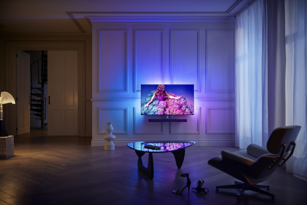 Prémiová televize OLED+934 (Philips), úhlopříčka 55, audiotechnika Bowers &amp; Wilkins, zvukový systém Dolby Atmos, světelná technologie Ambilight, cena 59 999 Kč, www.philips.cz 