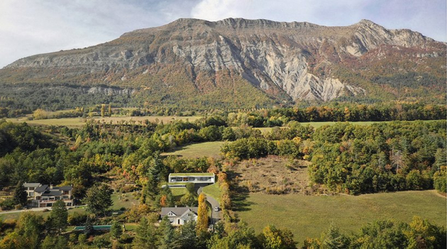 Na úpatí Alp v oblasti Charance stojí dům W, který vznikl podle návrhu architekta Christopha Benichoua a Virgile Ponsoya.