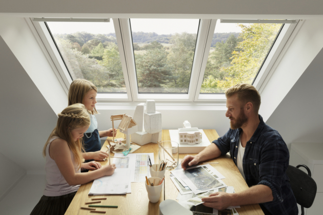 Tři okna v jednom rámu VELUX STUDIO vpustí o 23 % více světla než tři samostatná okna