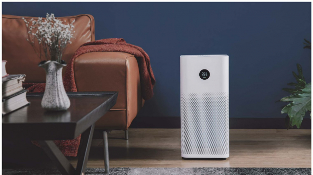 Dalším přístrojem, který vaši domácnost čistí je čistička vzduchu. Konkrétně model Xiaomi Mi Air Purifier 3H s rozměry (švh): 240 × 520 × 240 mm. Hlavní předností přístroje je elegantní vzhled. Ke vzhledu se přidávají i další vymoženosti, jako je možnost připojení k Wi-Fi – a tak je jasné, že přístroj lze ovládat bezdrátově pomocí aplikace v mobilním telefonu či tabletu nebo ji integrovat do systému pro řízení chodu domácnosti. 