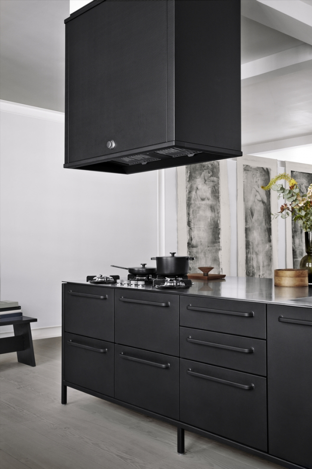 Modulární kuchyňský koncept Vipp Kitchen (Vipp), ostrovní modul včetně odsavače par ve shodném designu, práškovaná ocel, hliníková pracovní plocha, WWW.STOCKIST.CZ