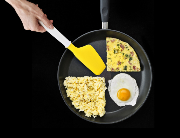 Silikonový nástroj na přípravu a servírování vajec Elevate Egg Spatula (Joseph Joseph), vhodný i na míchání nebo podebírání omelet, odolává teplotám do 270 °C, cena 299 Kč, WWW.NAOKO.CZ