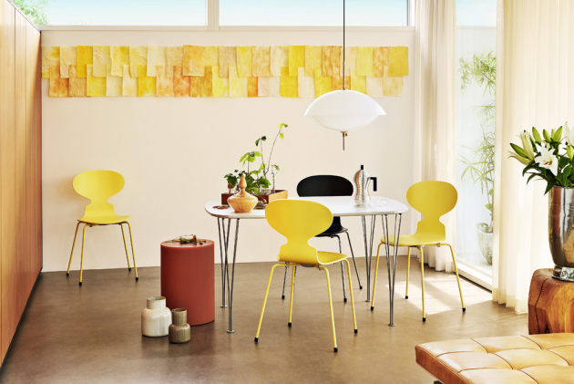 Ant (Fritz Hansen), design Arne Jacobsen, barvená jasanová dýha, lakované podnoží z oceli, cena od 7 725 Kč, WWW.STOCKIST.CZ