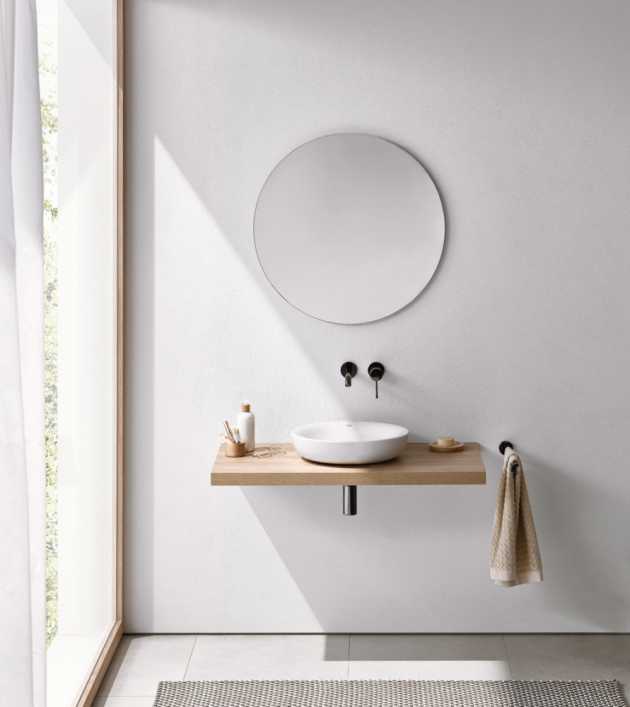 Nástěnná dvouotvorová baterie Atrio (Grohe) s joystickem, kartáčovaný Hard Graphite, cena 24 809 Kč, umyvadlo na desku Essence (Grohe), glazovaná keramika, cena 8 913 Kč, WWW.GROHE.CZ