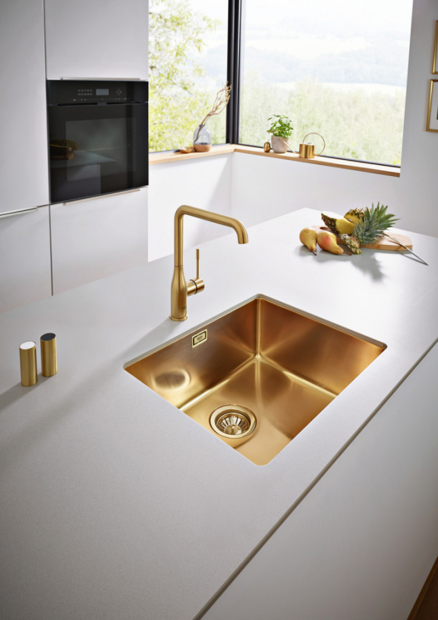 Dřez K700 (Grohe), nerez, cena 28 627 Kč, dřezová baterie Essence (Grohe), provedení Warm Sunset, cena 14 317 Kč, WWW.GROHE.CZ