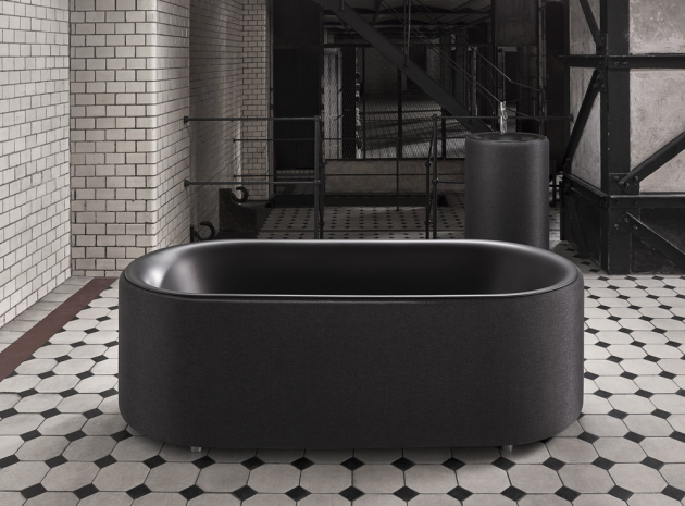 Vana BetteLux Oval Carbon (Bette), design Tesseraux a Partner, smaltovaná titanová ocel, tkaná textilie, 185 × 85 × 58 cm, cena 241 802 Kč, www.perfecto.cz