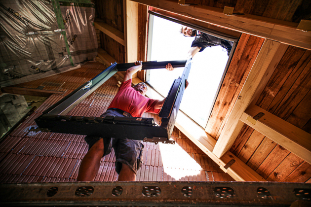 Prémiové střešní okno VELUX GGU Black je mimořádné také svým designem. Má černý vnitřní rám, který odpovídá nejnovějším designovým trendům.