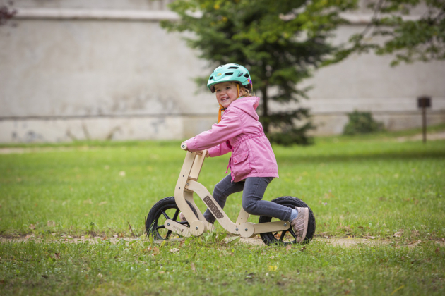 Jiřího Marjána, který se celý profesní život pohybuje v oblasti českého designu a volný čas tráví na kole či ve světě cyklistiky, před mnoha lety – s příchodem dcery Josefíny – napadlo přenést své letité zkušenosti do nového oboru. Výsledkem jsou moderní hračky pro zdravý pohyb dítěte.