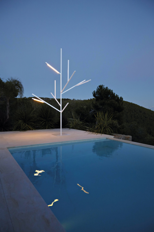 Stojací lampa Blau Tree (Gandia Blasco), design Fran Silvestre, lakovaný hliník, IP67, výška 139, 219 a 324 cm, cena od 42 030 Kč, WWW.GANDIABLASCO.COM