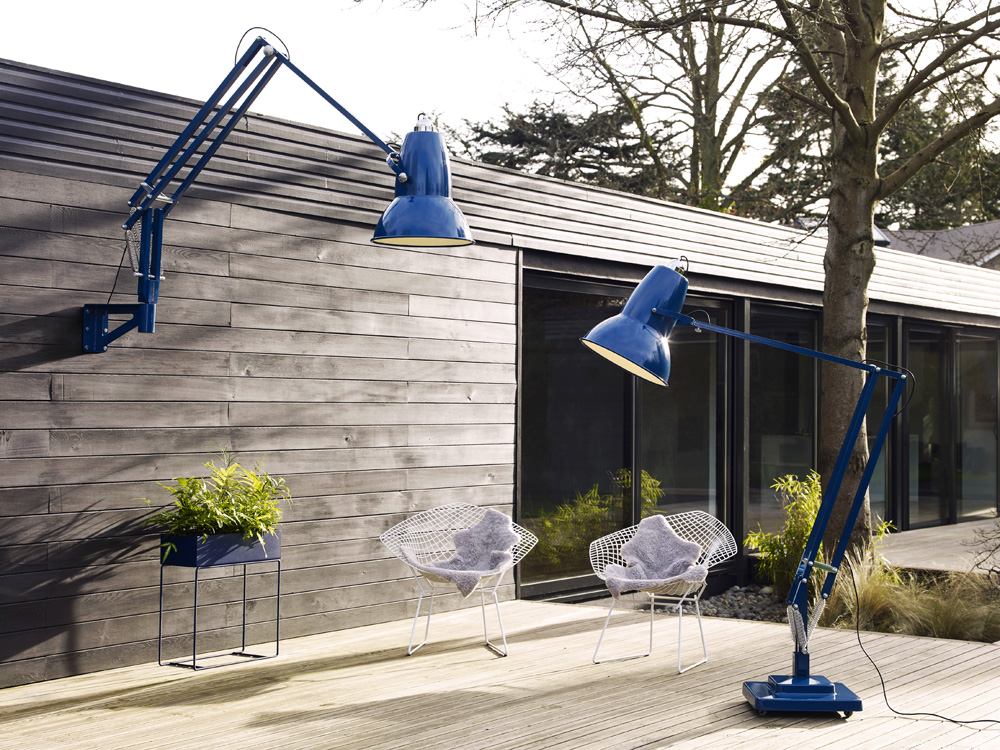 Nástěnné svítidlo Original 1227 Giant Outdoor (Anglepoise), design George Carwardine, ocel a hliník, IP65, maximální délka ramene 230 cm, O 44 cm, cena 113 514 Kč, WWW.BULB.CZ