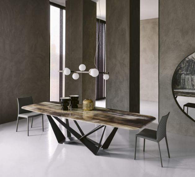 Stůl Skorpio Crystalart CY02 (Cattelan Italia), design Emanuele Tortora, podnož kov, skleněná deska inspirovaná vzácnými minerály, lze i keramika, více rozměrů, cena na dotaz, WWW. CARELLI. CZ