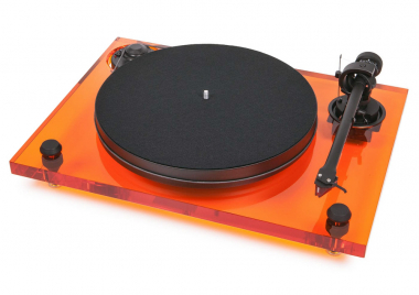 Gramofon 2Xperience Primary Acryl (Pro-ject) z limitované edice, řemínkový náhon, karbonové rameno, talíř s antirezonanční sendvičovou konstrukcí pokrytou vrstvou vinylu, cena 25 990 Kč, WWW.PROJECT-AUDIO.COM