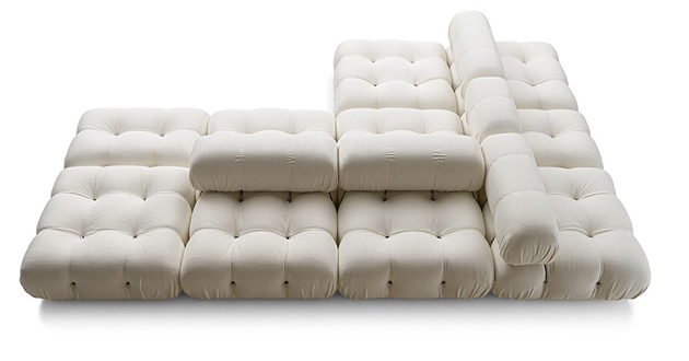 Reedice slavného sofa Camaleonda (BB Italia), které navrhl Mario Bellini v roce 1970, nabízí více pohodlí, flexibility i jemně aktualizované l