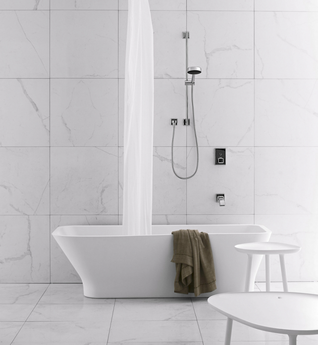 Vana vis-a-vis (Gessi), 175 × 80 cm, materiál matný bílý Cristalplant, návrh Ludovica + Roberto Palombovi, cena 231 812 Kč, WWW.DESIGNBATH.CZ 