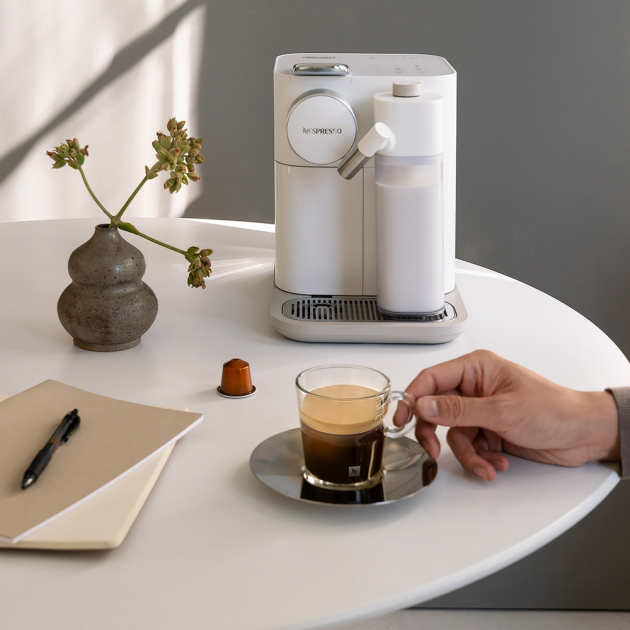 Kávovar Gran Lattissima (Nespresso), příprava stisknutím jediného tlačítka, snadný systém čištění, cena 8 990 Kč, WWW.NESPRESSO.COM