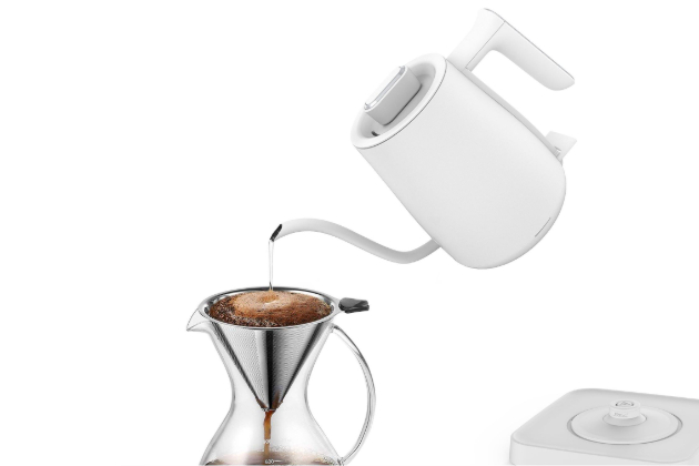 Rychlovarná konvice Pour-over (Donlim) získala za svůj vzhled a funkčnost ocenění Red Dot Design.