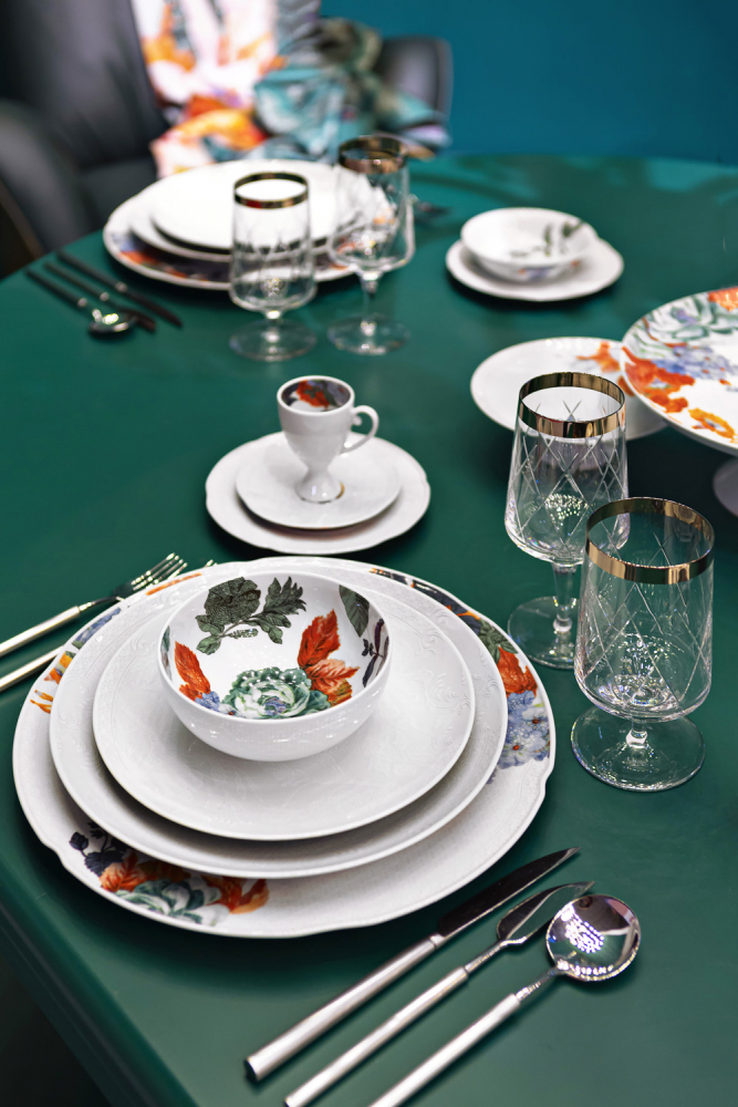 Kolekce Duality (Vista Alegre), porcelán, k dostání v prodejně Villeroy Boch, cena od 640 Kč, WWW.LUXURYTABLE.CZ