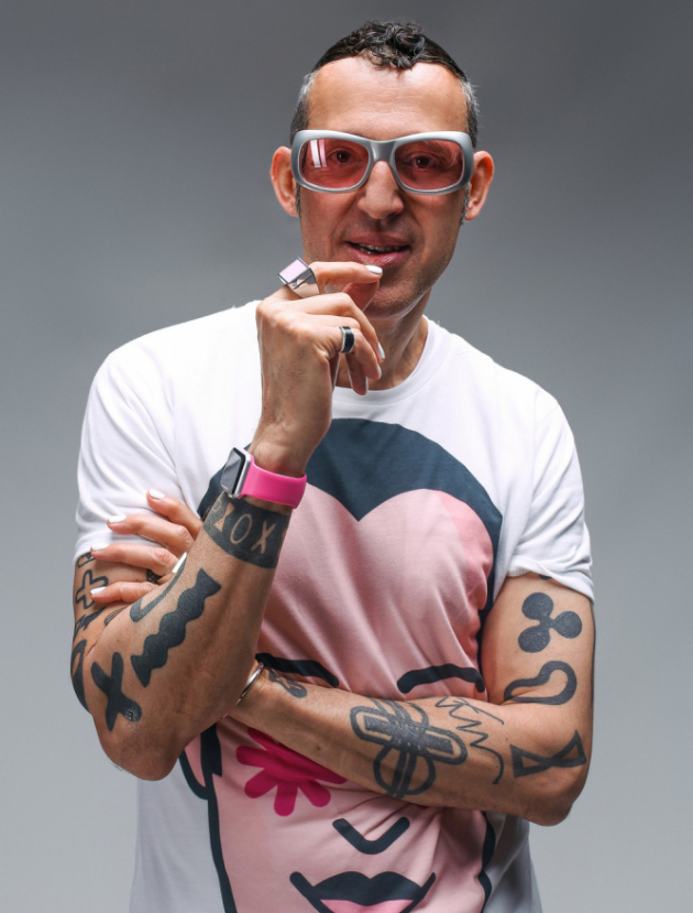 Karim Rashid je jedním z nejproduktivnějších designérů své generace. Vytvořil více než 4 000 návrhů vstupujícími a pracoval ve více než 40 zemích s klienty jako Veuve Clicquot, Umbra, Samsung, Citibank, Sony Ericsson a Hugo Boss.