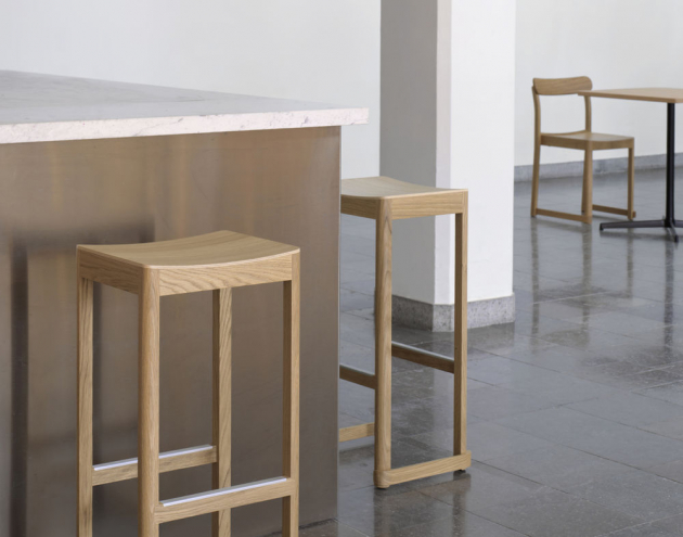 Finská značka Artek představuje vysokou stoličku Atelier Bar Stool, která doplňuje židli Atelier Chair navrženou v roce 2018 pro restauraci ve švédském Nationalmuseum, která má působit jako umělecký ateliér