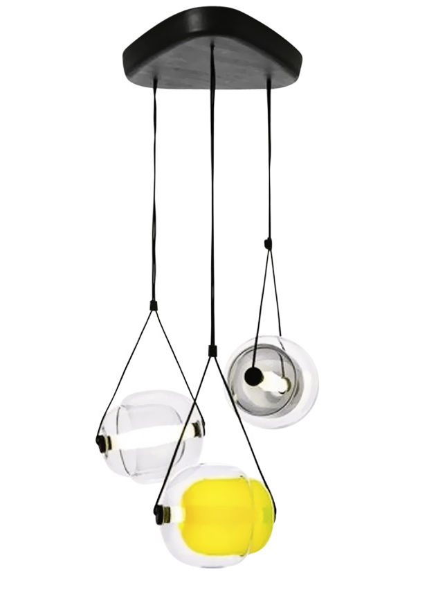 Závěsné svítidlo Capsula (Brokis), design Lucie Koldová, ručně foukané sklo, cena 117 557 Kč, WWW.BULB.CZ 