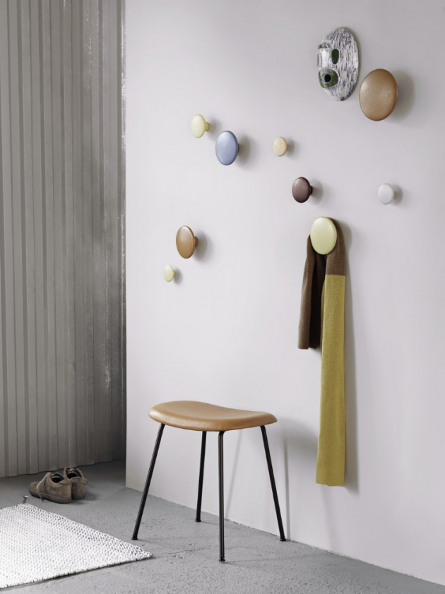 Věšáky Dots (Muuto), design Lars Tornoe, hliník i dřevo, více rozměrů i barev, cena od 339 Kč/ks, WWW.DESIGNVILLE.CZ