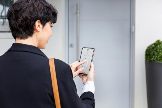 Díky mobilní aplikaci Somfy Keys můžete dveře odkudkoli zkontrolovat a případně je uzamknout.