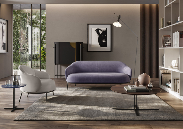 Stolek Estro (Natuzzi Italia), design Natuzzi Design Centrum, dřevo ořech a kouřový dub, lakovaný kov, cena 32 720 Kč, WWW.NATUZZI.CZ 