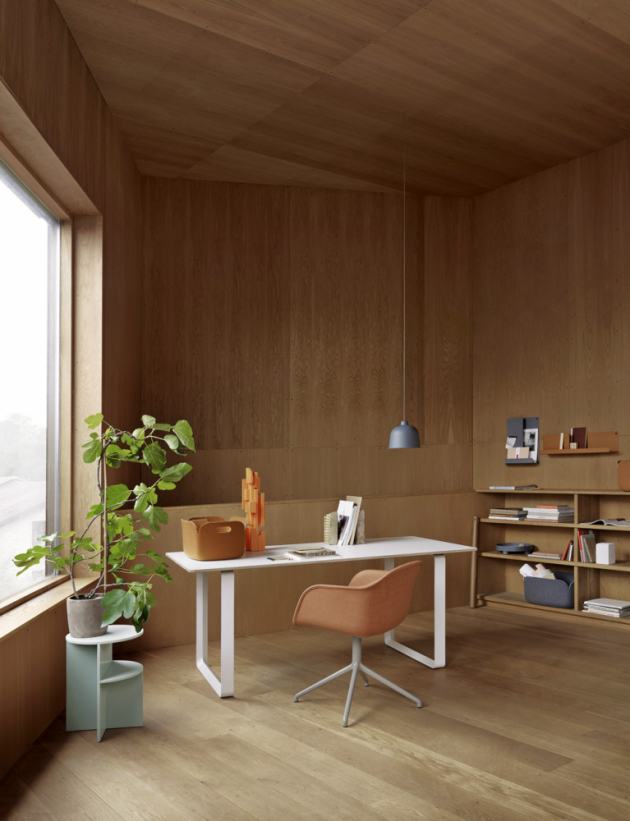 Stůl 70/70 (Muuto), design TAF Architects, vrstvená překližka, podnoží z litého hliníku, dostupný ve čtyřech velikostech, cena od 33 853 Kč, WWW.STOCKIST.CZ 