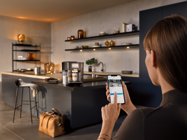 Díky technologii Home Connect je možné i plně automatický kávovar Siemens EQ.700 kontrolovat a ovlávat odkudkoli, objevovat Siemens coffeeWorld pohodlně na tabletu nebo chytrém telefonu, nebo jednoduše tvořit playlisty a odesílat požadovaná nastavení přímo do spotřebiče. Aplikaci lze propojit i s chytrými hodinkami Apple Watch, Wear OS by Google™ nebo Fitbit.