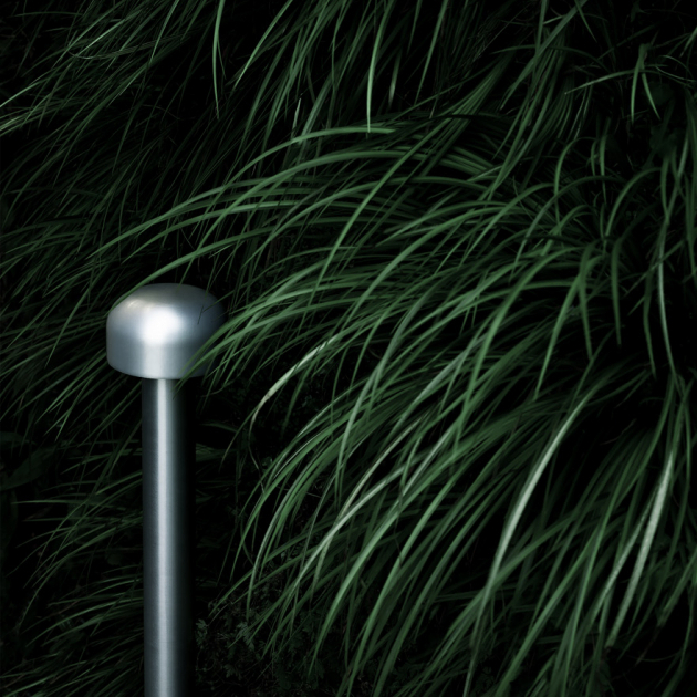 Lampa Bellhop Bollard (Flos), design Edward Barber &amp; Jay Osgerby, IP65, nerezová ocel a hliník, výška 38 a 85 cm, cena od 10 440 Kč, WWW.BULB.CZ 