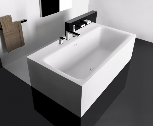 Vanová baterie Rettangolo (Gessi), tříotvorová s ruční sprchou, provedení chrom, cena 31 835 Kč, WWW.DESIGNBATH.CZ