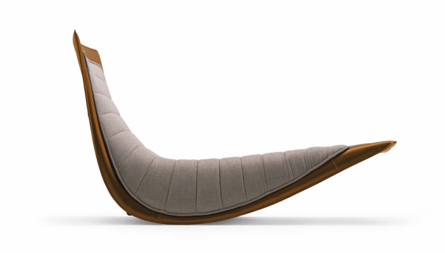 Chaise lounge Rider (Zanotta), design Ludovica a Roberto Palombovi, tuhý polyuretan, rám čalouněný hovězí kůží, odnímatelný topper potažený tkaninou. 