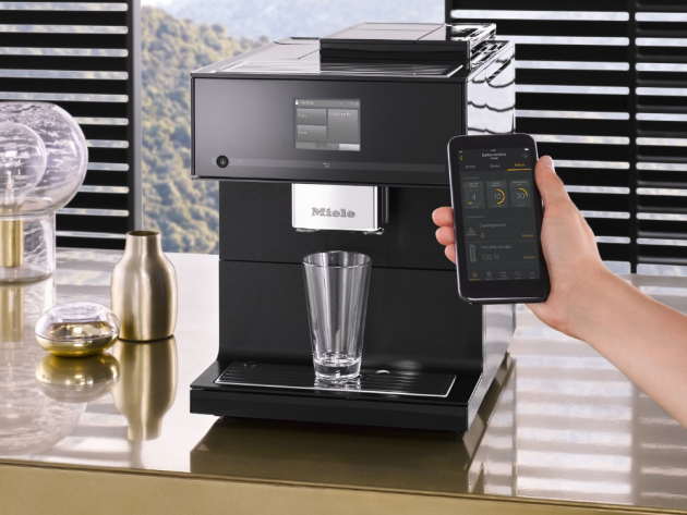 Kávovar CM 7750 Coffeeselect (Miele) s chytrým systémem ovládání Miele@home a možností vytváření uživatelských profilů, cena 77 990 Kč, WWW.MIELE.CZ 