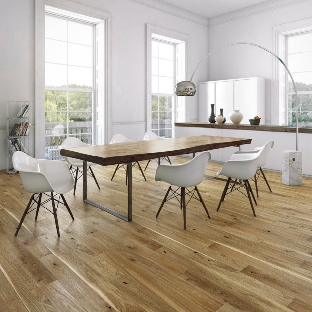 Třívrstvá dřevěná podlaha Dub Antique (Pure Wood), jemně kartáčovaný, povrchová úprava přírodním olejem, cena 1 549 Kč, www.floorforever.cz