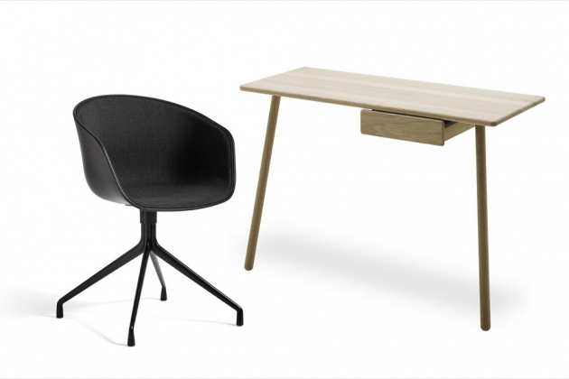 Vlevo židle AAC 20 z kolekce AAC (HAY), design Hee Welling, hliník, plast... vpravo stolek ke stěně Georg Desk (Skagerak), design Chris Liljenberg Halstrøm, dubové dřevo s certifikací FSC, 42 × 73 cm, výška 110 cm