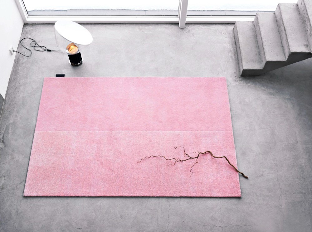 Ručně tkaný koberec Twice Rug (Asplund), design Jessica Signell Knutsson, jednotná barva ve dvou blocích rozdílných kvalit materiálu, první polovina je ze 100% vlny a druhá je směsí 50 % vlny a 50 % materiálu Tencel