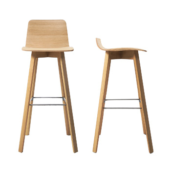 Barová židle Maverik, design Hoffmann Hahleyss, olejovaná dubová dýha, cena od 16 000 Kč