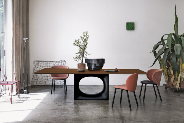 Stůl Holo, design Kensaku Oshiro, lakovaná ocel, dřevo dub nebo ořech, cena od 135 600 Kč