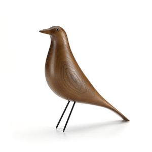 Dekorace Eames House Bird, design Charles a Ray Eamesovi, ořechový masiv, cena 6 608 Kč