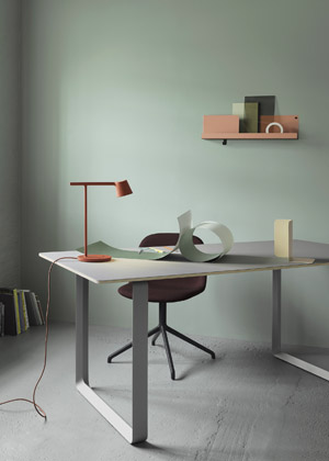 Stůl Muuto 70/70, design TAF Architects, litý hliník, vrstvená překližka potažená laminátem, linoleem, lakovanou dubovou dýhou či nanolaminátem, cena od 41 502 Kč