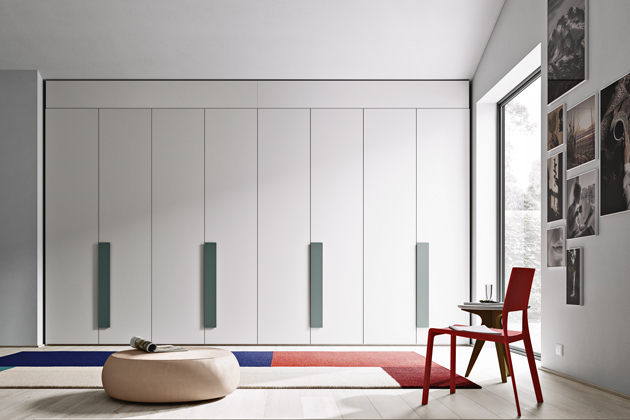 Modulární skříň STILO (Casa Moderna) s laminátovými dveřmi a lakovanou úchytkou, orientační cena se základním vnitřním vybavením 80 000 Kč
