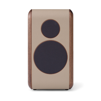 Pár aktivních stereofonních reproduktorů z kolekce eight se studiovou kvalitou zvuku, ořechové dřevo, velbloudí kůže, cena 115 775 Kč