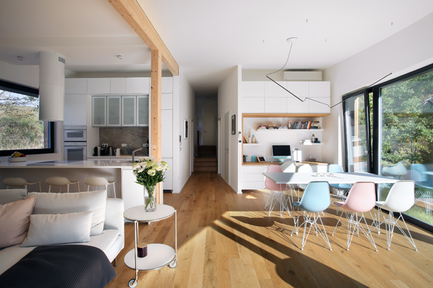 V obývacím pokoji jsou přiznané ocelové sloupky kruhového průřezu před okny a dřevěný pohledový sloup u kuchyňské linky. 
