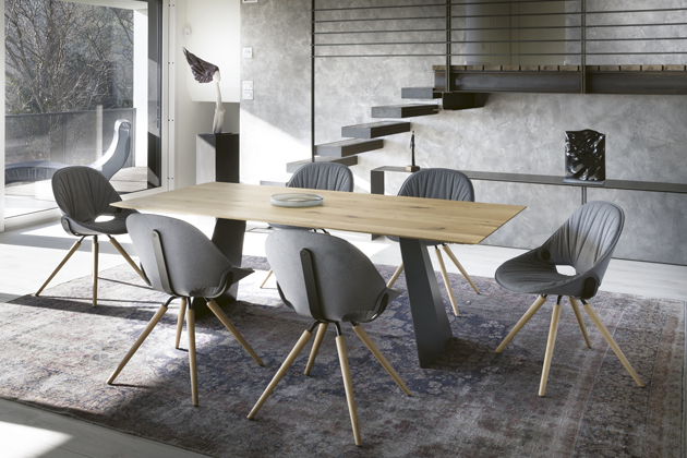 Stůl Steel Table, design Tonon Team, dub, kov, cena 116 685 Kč, židle Fl@t Armchair Soft Upholstered, design Martin Ballendat, dřevo, kov, textilie i kůže, cena od 24 130 Kč