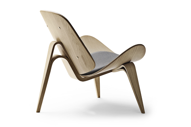 Křeslo z kolekce Shell CH07, design Hans J. Wegner, na výběr tři druhy dřeva, čtyři povrchové úpravy a tři druhy polstrování, cena od 93 185 Kč