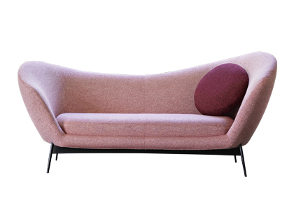 Sofa Oltremare, design Saba Italia + Antonio Marras, podnoží z lakovaného kovu, snímatelný textilní potah, šířka 225 cm