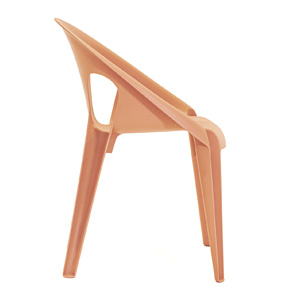 Bell Chair, design Konstantin Grcic, recyklovaný polypropylen, rozměry 55 × 53,5 × 78 cm, cena 2 425 Kč